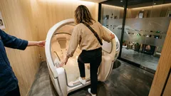 横になるだけで洗浄から乾燥まで約15分？全自動入浴カプセル「ミライ人間洗濯機」の仕組みと向く場所