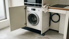 キッチンの洗濯機で生活感を出さない方法。配管計画から“縦の収納”まで