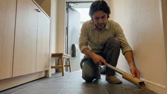 捨てる前に活躍、トイレットペーパーの芯で玄関の角を一気に吸い取る方法