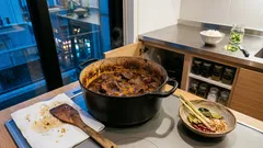 鍋ひとつで本格レンダン:ココナッツが黒艶になるまで煮詰める9ステップと見極め