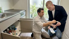 キッチン下のデッドスペースに突っ張り棒で棚を増設する簡単収納術