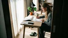 便利なはずのスマホ予定表が疲れるのはなぜ?紙のカレンダーで頭が静かになる仕組み