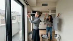 雨の日の部屋干しが劇的にラクに 100均かもいフック×突っ張り棒で干す場所を増やす方法