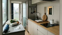 狭いキッチンが落ち着かない理由は「立ち位置」かも？ 入口が見えるコンロ配置と火・水の整え方