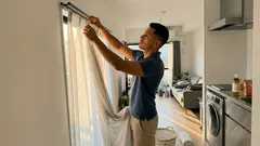 タグ確認から干し方まで。カーテンを傷めず“新品っぽく”整える洗濯のコツ