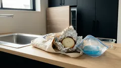 なぜ「半分の玉ねぎ」をアルミホイルで持ち歩くのか――におい対策と“悪い気”の言い伝え、衛生の注意点