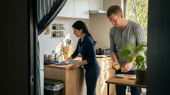 「レモン半分+粗塩を一晩」キッチンのアリ・ハエに効く?理由と段取り、効かないケース