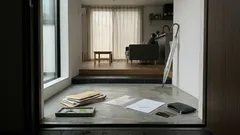 カーテンが閉じた家、途切れた受診予約――小さな「違和感」が事件を照らした瞬間