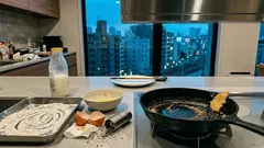 10分で仕立てるカントリーフライドステーキ：サクッと衣と白いソースの“段取り”