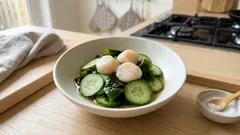 きゅうりは砂糖もみ→洗い流すだけ。ホタテとわかめのすっきり酢の物