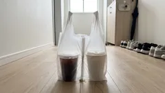 ビニール袋を2回ねじるだけでテイクアウトのドリンクが倒れにくくなる方法