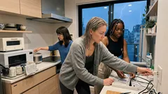 雷雨のとき、テレビより先に抜きたいのは?電子レンジを雷サージから守る基本