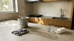 ぬるま湯に白い酢と台所用洗剤を少し——床のベタつきに効く理由と、失敗しない配合・注意点