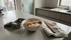 夕食が遅いと体はどう反応する？食べる「時間」と空腹感・消費エネルギー・脂肪の関係を研究で整理