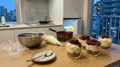 オーブン不要で15分、混ぜて詰めるだけのカップレアチーズケーキ。おいしさが決まる「冷やし方」と保存の目安